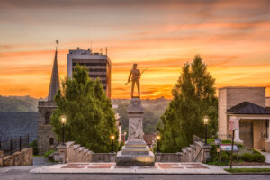 Lynchburg, Virginia, USA monuments and cityscape.